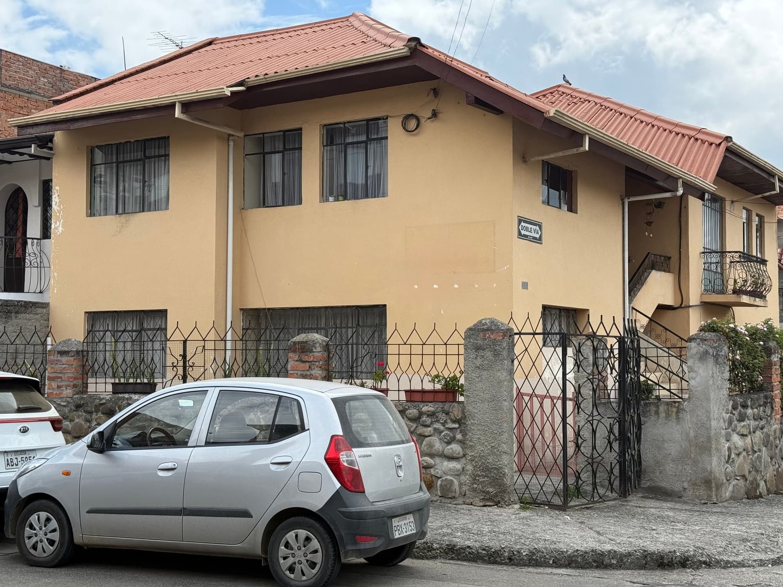 Casa rentera esquinera con dos departamentos – cerca del Cementerio Municipal